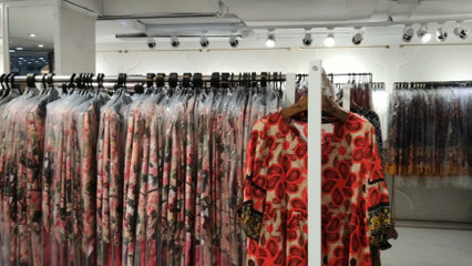 做服裝批發(fā)的華姐把淡季做成旺季,每隔兩天就去工廠進真絲服裝